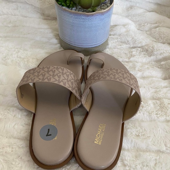 ‼️Flash SALE‼️✨🆕✨Brand New Michael Kors Sandals - Picture 3 of 5